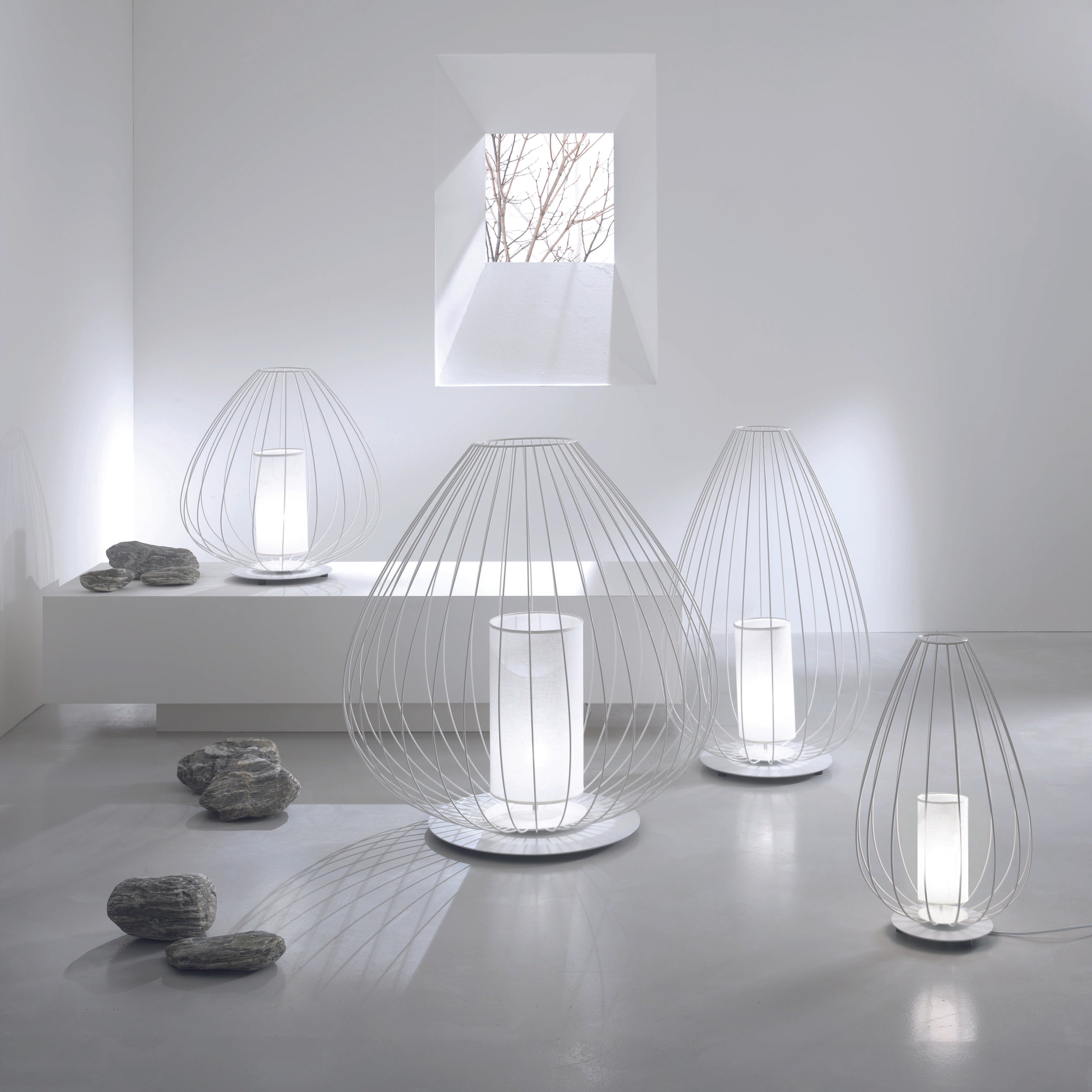 Tutte le versioni disponibile della lampada da terra con struttura a gabbia di Karman.