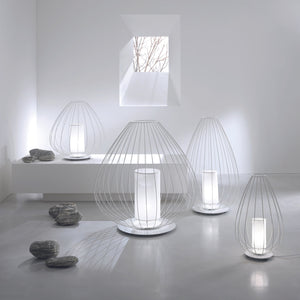 Tutte le versioni disponibile della lampada da terra con struttura a gabbia di Karman.