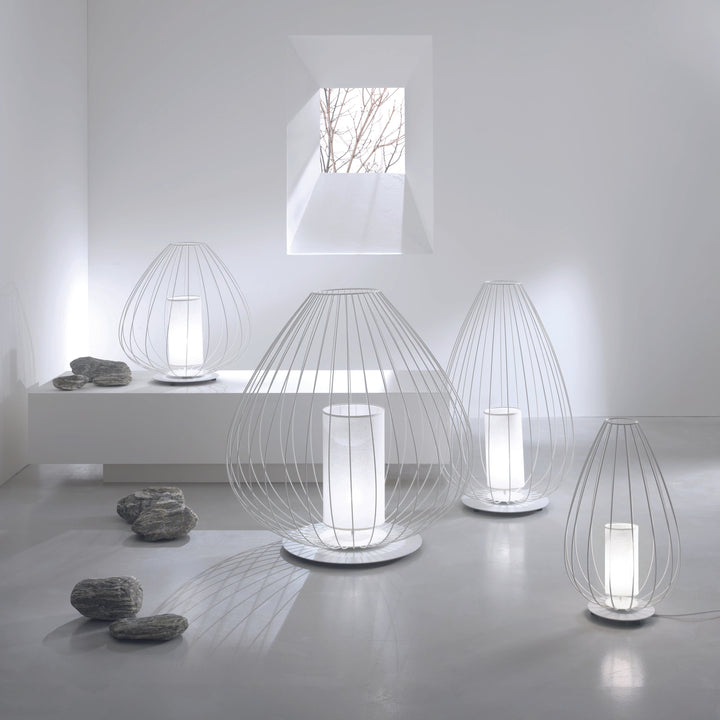 Tutte le versioni disponibile della lampada da terra con struttura a gabbia di Karman.