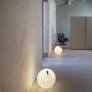 Lampada da appoggio Bowl per esterni posizionata in un ampio salone.