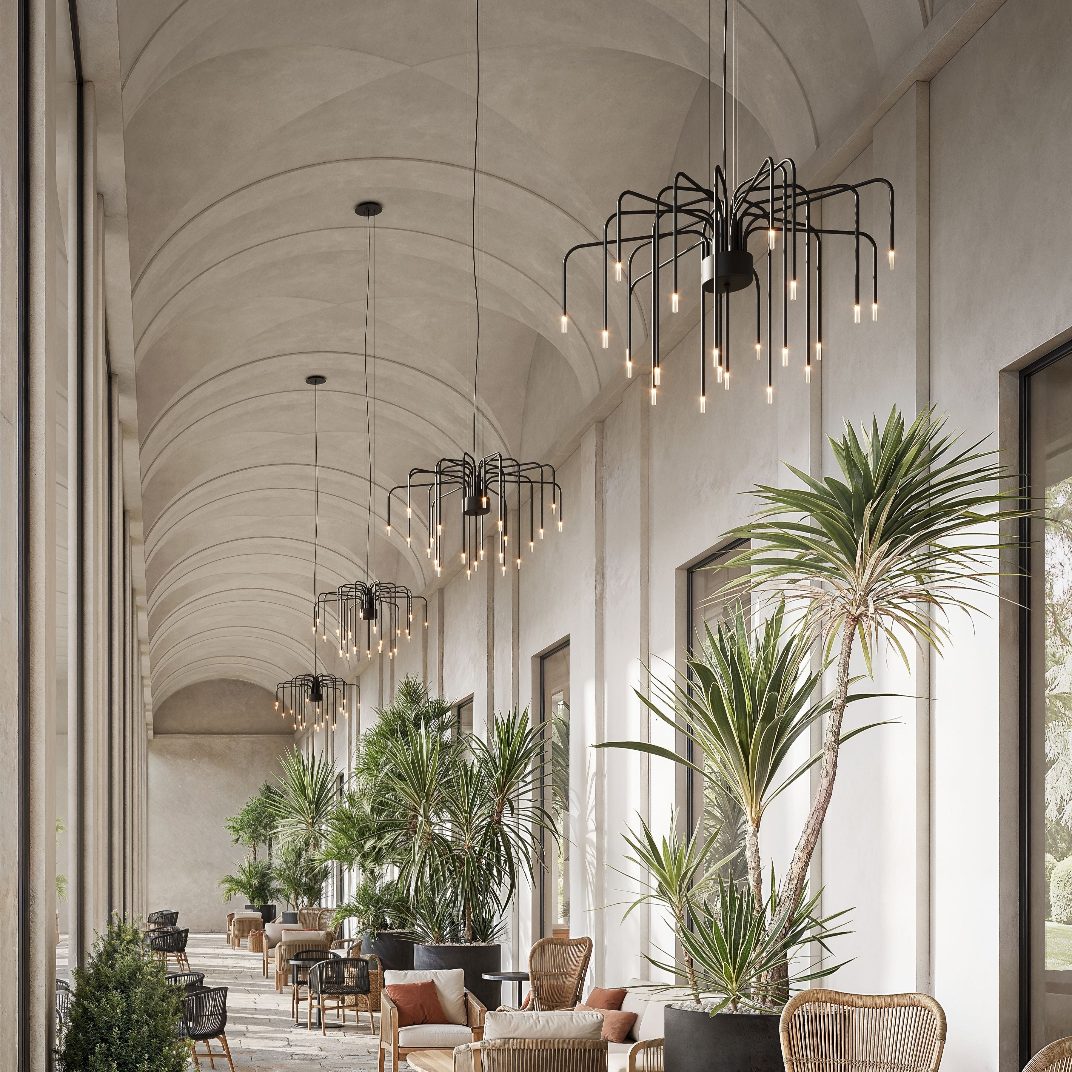 Serie di lampadari corridoio con soffitti alti