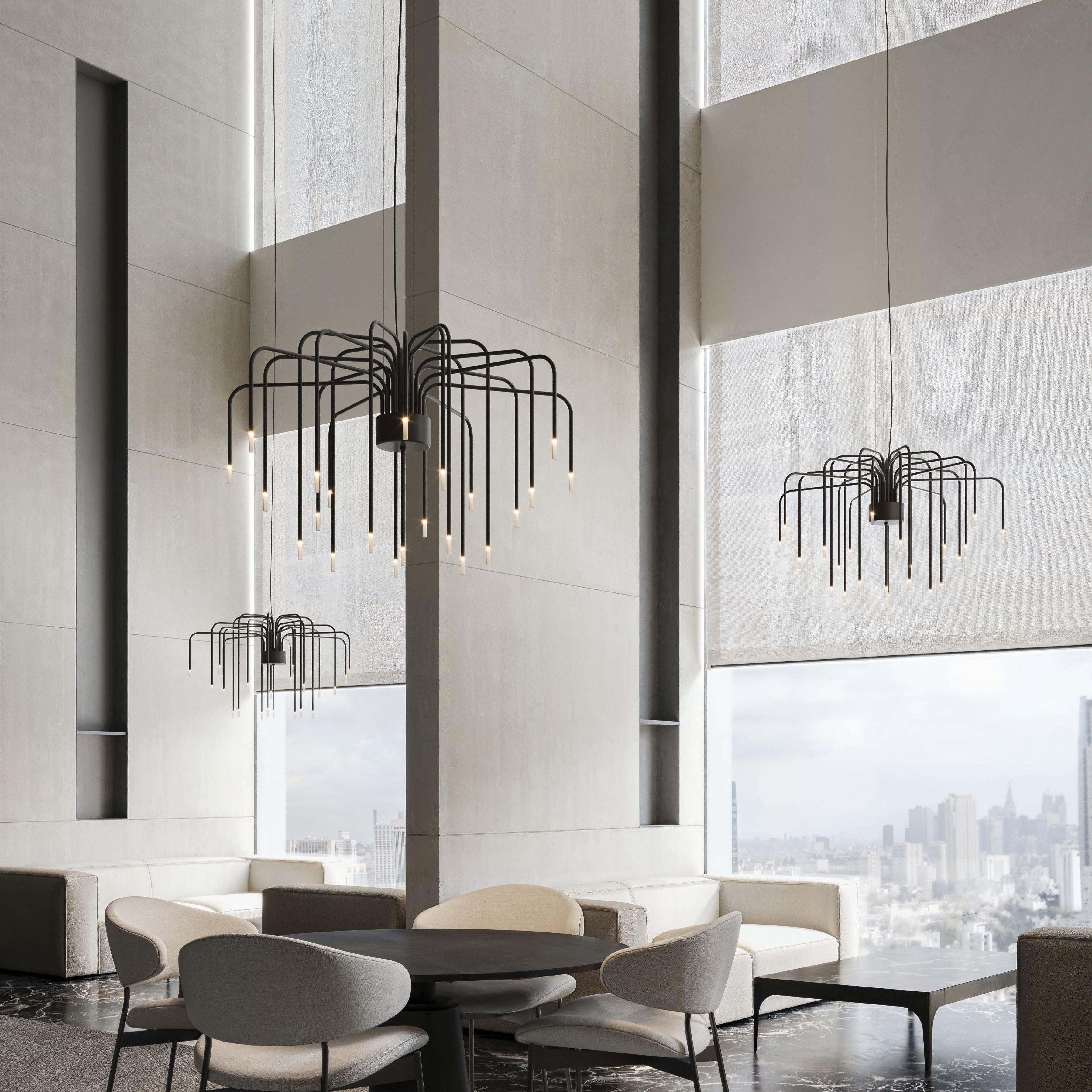 Lampadario di design in hotel di lusso, illuminazione scenografica per aree comuni.