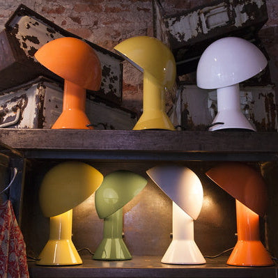  Gruppo di lampade da tavolo Elmetto di Martinelli Luce nei diversi colori disponibili: bianco, verde, giallo e arancione.