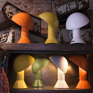  Gruppo di lampade da tavolo Elmetto di Martinelli Luce nei diversi colori disponibili: bianco, verde, giallo e arancione.