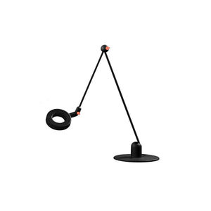 Lampada da tavolo di design L'Amica di Martinelli Luce in finitura nera e dettagli color corallo, con braccio articolato, su sfondo bianco.