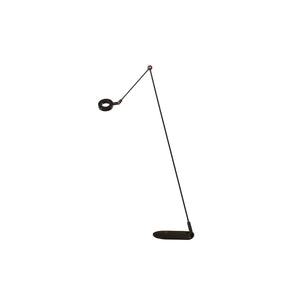  Lampada da terra di design L'Amica di Martinelli Luce, struttura nero lucido con dettagli Living Coral, su sfondo bianco.