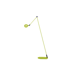  Lampada da terra di design L'Amica di Martinelli Luce, struttura verde pistacchio con dettagli blu, su sfondo bianco.