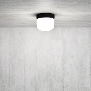 Plafoniera di design Delux di Martinelli Luce, finitura nera, con diffusore in vetro soffiato. 