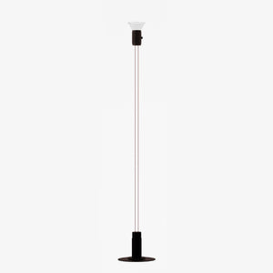 Lampada da terra di design DIA bronzo di Martinelli Luce, vista frontale su sfondo bianco, con struttura in vetro e alluminio.