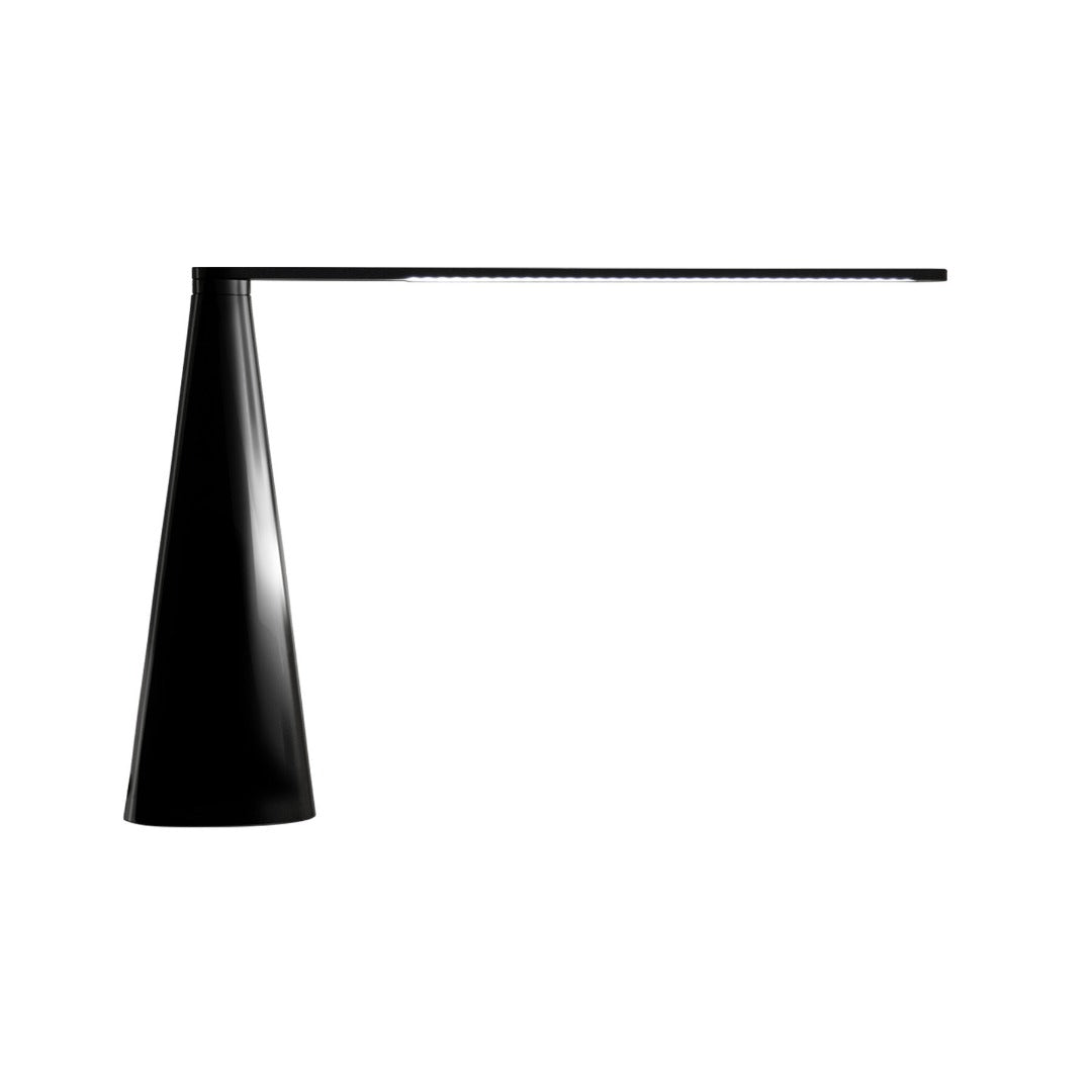 Lampada da tavolo di design Elica di Martinelli Luce, colore nero, su sfondo neutro, con braccio girevole.