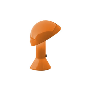 Lampada da tavolo Elmetto di Martinelli Luce, colore arancio, su sfondo neutro, con diffusore orientabile
