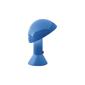 Lampada da tavolo Elmetto di Martinelli Luce, colore blu, su sfondo neutro, con diffusore orientabile.