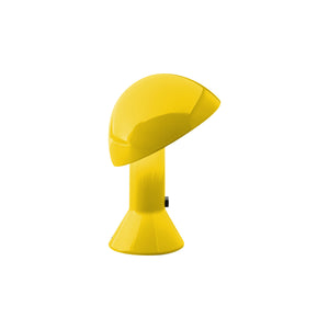 Lampada da tavolo Elmetto di Martinelli Luce, colore giallo, su sfondo neutro, con diffusore orientabile.