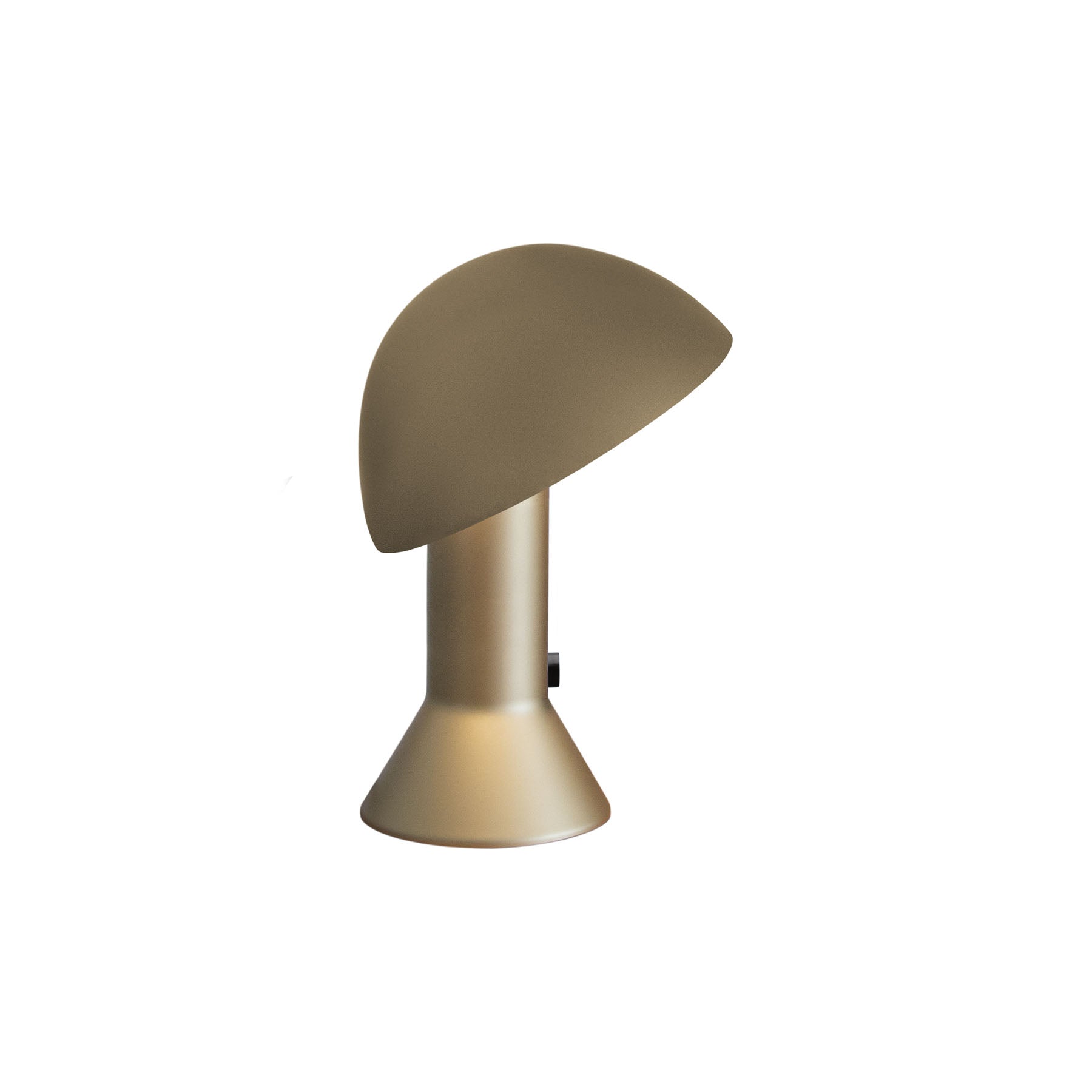 Lampada da tavolo Elmetto di Martinelli Luce, colore oro, su sfondo neutro, con diffusore orientabile.