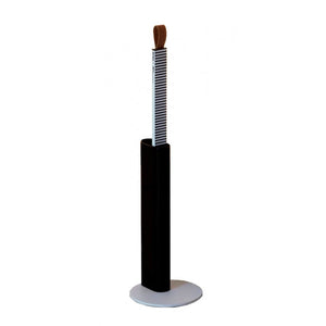  Lampada da tavolo di design Metrica di Martinelli Luce, versione nera lucida, con laccetto in cuoio nero. 