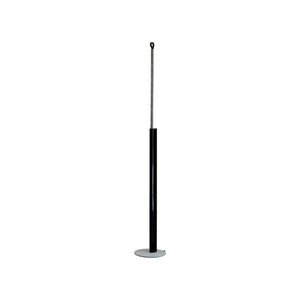 Lampada da terra di design Metrica di Martinelli Luce, versione nera lucida, con sorgente luminosa estratta.