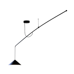 Lampada a sospensione lineare VELA di Martinelli Luce, struttura in alluminio nero, su sfondo bianco. 