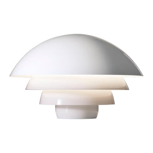 Lampada da tavolo di design Visiere di Martinelli Luce, in alluminio bianco, con quattro riflettori, su sfondo neutro.