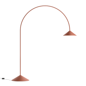 Piantana da esterno Out 4270 Vibia con struttura ad arco in acciaio inox e base conica in alluminio Terra Red, scontornata su sfondo bianco.