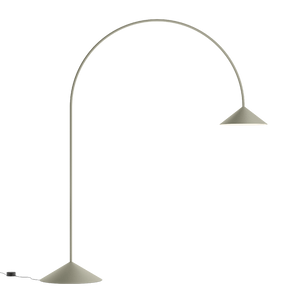Piantana da esterno Out 4270 Vibia con struttura ad arco in acciaio inox e base conica in alluminio Verde scontornata su sfondo bianco.