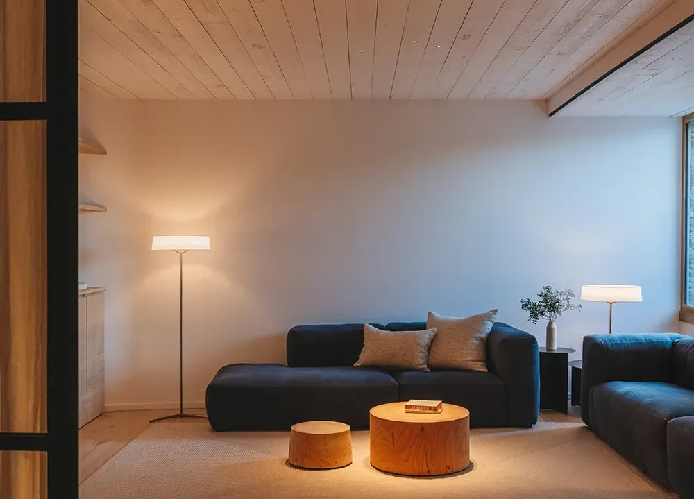 Lampada da terra DAMA che si inserisce con eleganza in un living moderno, fungendo da elemento d'arredo verticale.