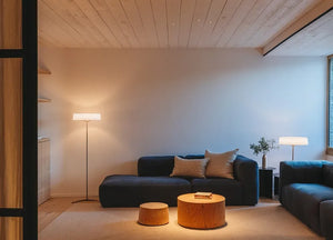 Lampada da terra DAMA che si inserisce con eleganza in un living moderno, fungendo da elemento d'arredo verticale.