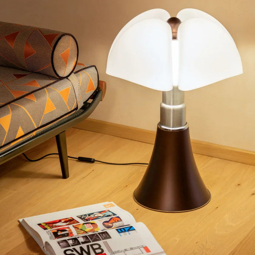 La lampada Pipistrello di Martinelli Luce regolata come lampada da terra.