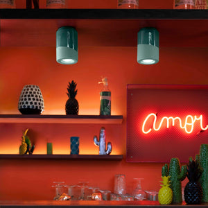 Plafoniera in ceramica Deco C985 installata sopra un bancone bar, che illumina il piano di lavoro.