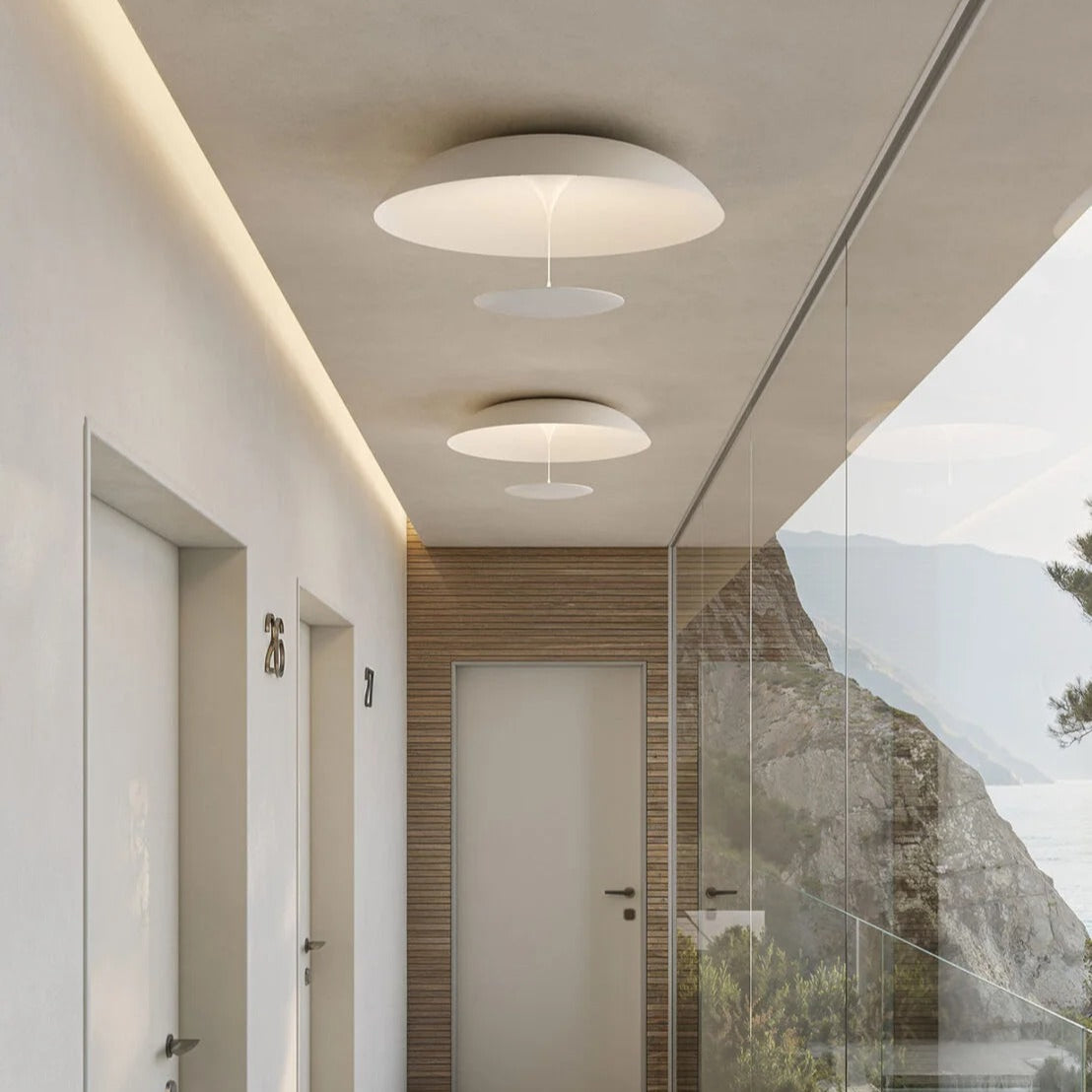 Lampada da soffitto dal design minimale arreda un corridoio di un hotel