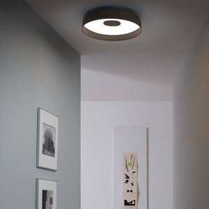 Plafoniera Papavero Ø 90 cm, colore bronzo, installata nel corridoio di una casa moderna.