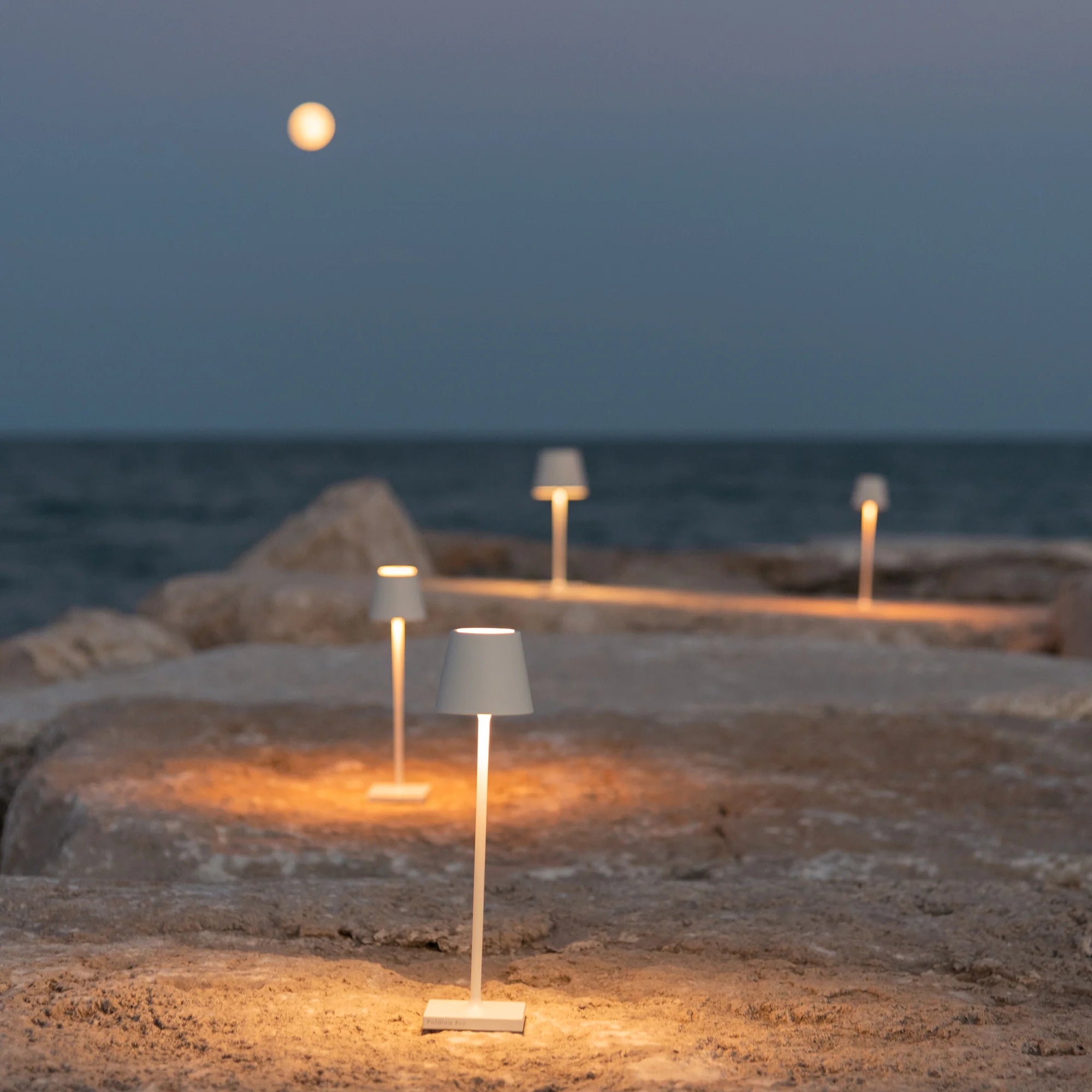 ecletty lampada poldina micro sugli scogli color bianco