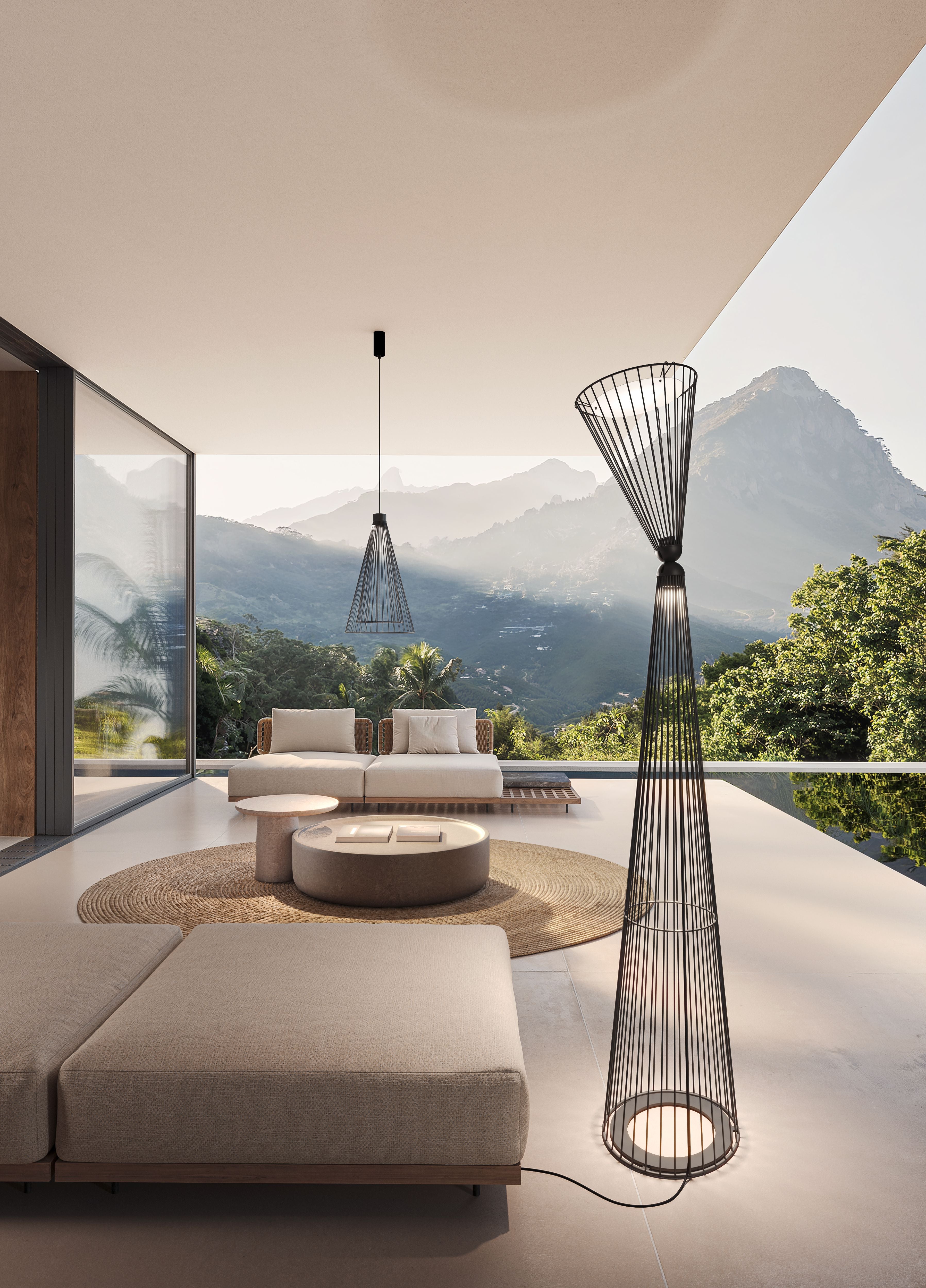 Elegante lampadario dalle forme geometriche posizionata sotto un portico di una villa.