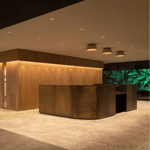 Elegante banco reception di un ufficio  illuminato con la plafoniera Duo di Vibia.