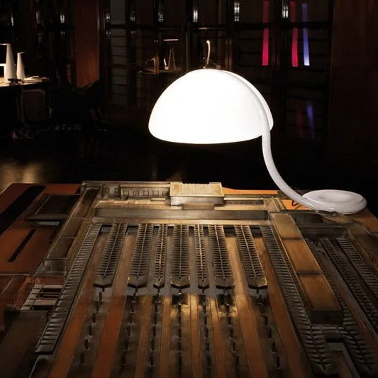 L'icona del design italiano, la lampada serpente su un tavolo.