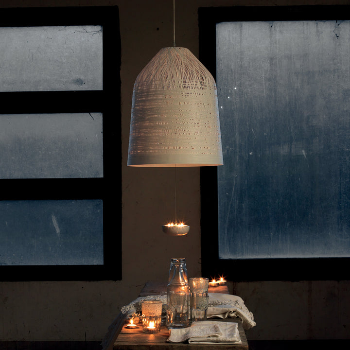 Sospensione con accessorio portacandele Black Out di Karman sopra ad una tavola apparecchiata