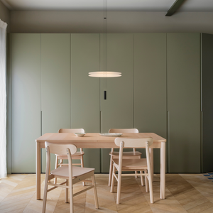 Sospensione Flamingo Mini Vibia sopra tavolo pranzo in interior contemporaneo stile nordico.