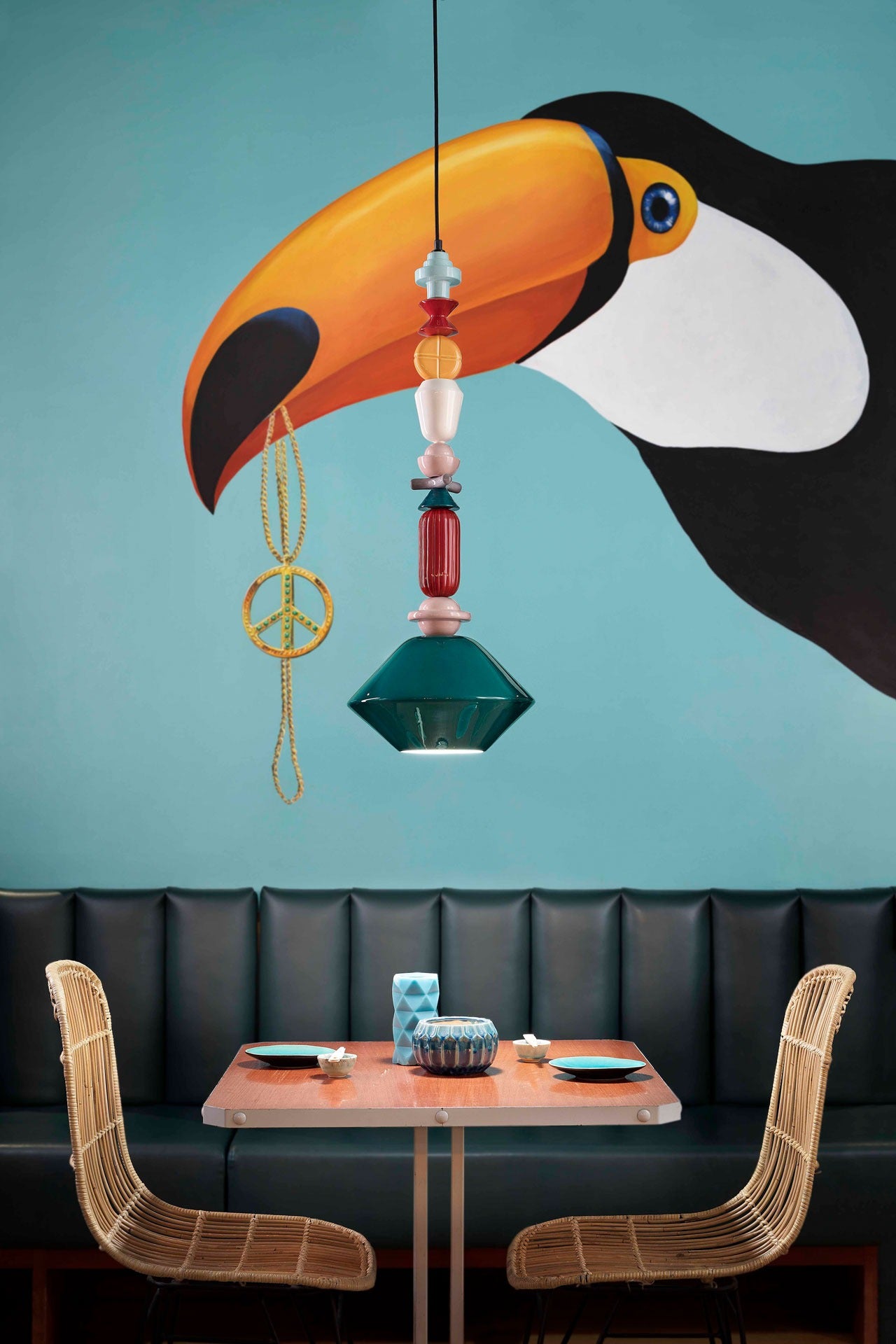 Installazione sospensione gioiello Lariat C2512 in una sala ristorante, che ne esalta la verticalità.