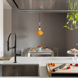 Sospensione singola Lariat C2510 installata come punto luce sopra un tavolo da pranzo.