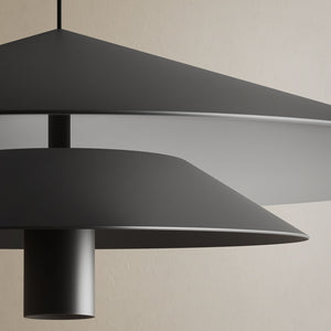 Lampada a sospensione Asso Karman, alluminio nero opaco, design minimalista per isola cucina moderna.