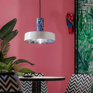 Sospensione Pi C2502 con decoro Ming installata come punto luce centrale sopra un tavolo da pranzo.