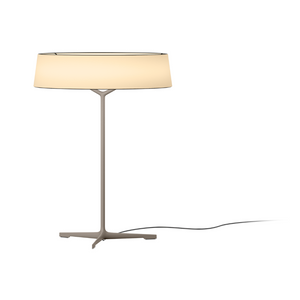 Lampada da tavolo DAMA 3225 di Vibia con paralume in carta bianca e base in legno di frassino beige, su sfondo neutro.