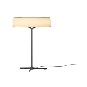 Lampada da tavolo DAMA 3225 di Vibia con paralume in carta bianca e base in legno di frassino nero, su sfondo neutro.