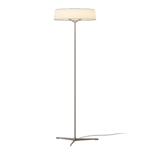 Lampada da terra DAMA finitura beige di Vibia con paralume in carta e struttura a stelo in legno di frassino, su sfondo neutro.